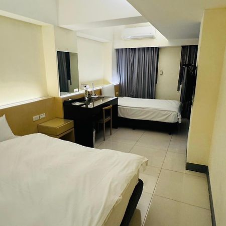 Kiwi Express Hotel - Kaohsiung Station Bagian luar foto