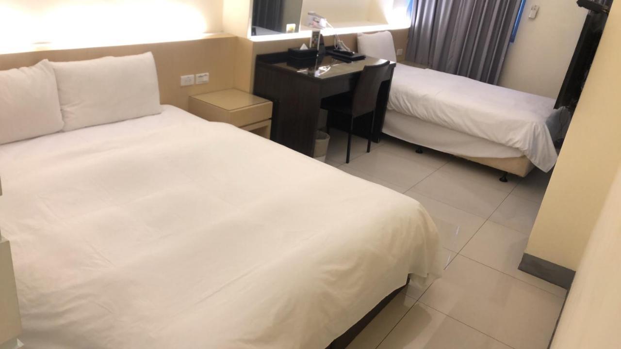 Kiwi Express Hotel - Kaohsiung Station Bagian luar foto