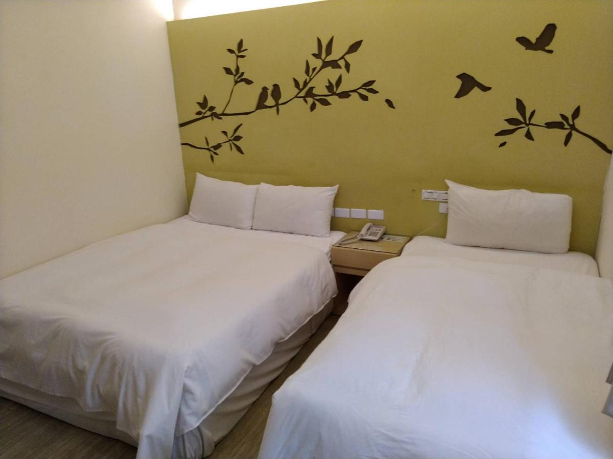 Kiwi Express Hotel - Kaohsiung Station Bagian luar foto