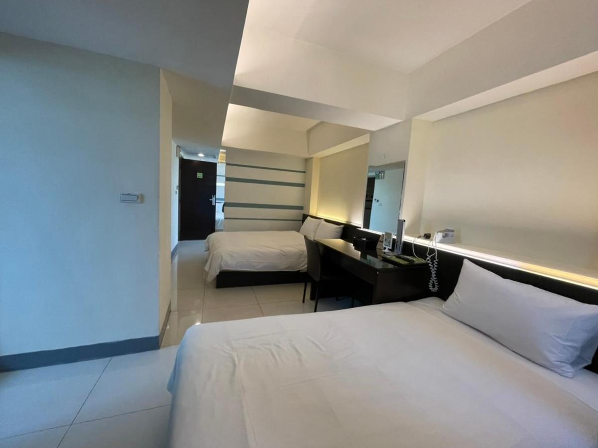 Kiwi Express Hotel - Kaohsiung Station Bagian luar foto