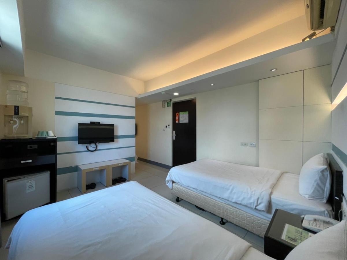 Kiwi Express Hotel - Kaohsiung Station Bagian luar foto