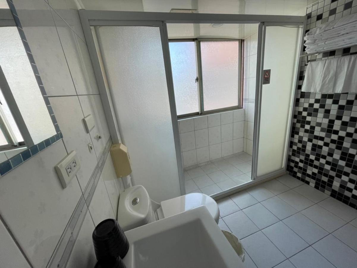 Kiwi Express Hotel - Kaohsiung Station Bagian luar foto