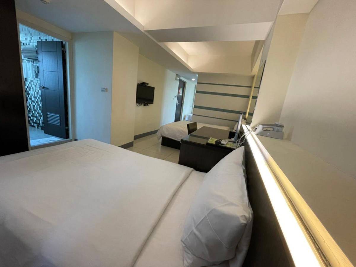 Kiwi Express Hotel - Kaohsiung Station Bagian luar foto