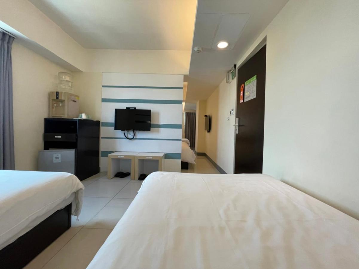Kiwi Express Hotel - Kaohsiung Station Bagian luar foto
