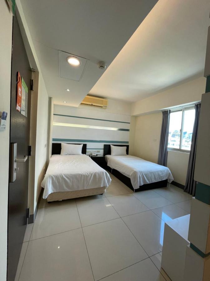 Kiwi Express Hotel - Kaohsiung Station Bagian luar foto