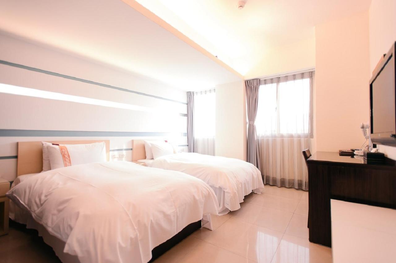 Kiwi Express Hotel - Kaohsiung Station Bagian luar foto