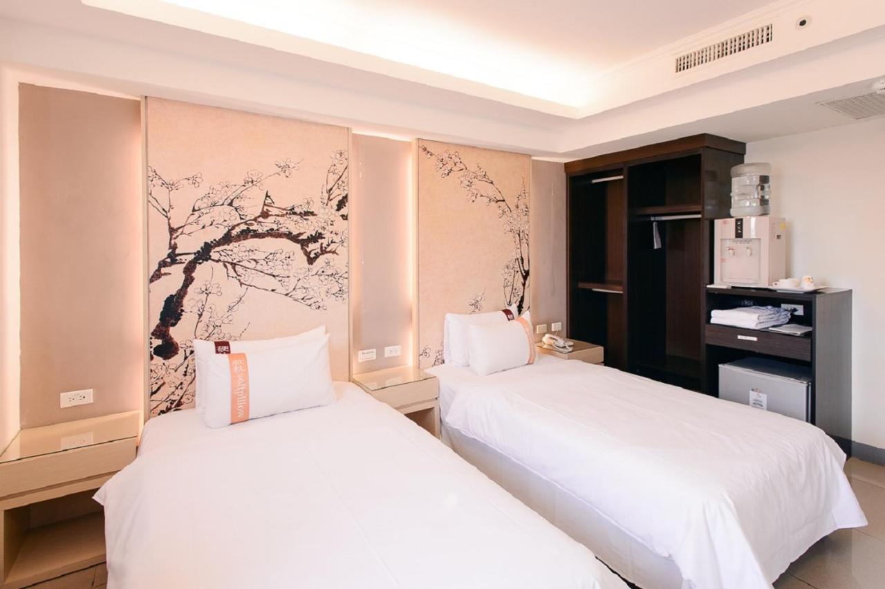 Kiwi Express Hotel - Kaohsiung Station Bagian luar foto