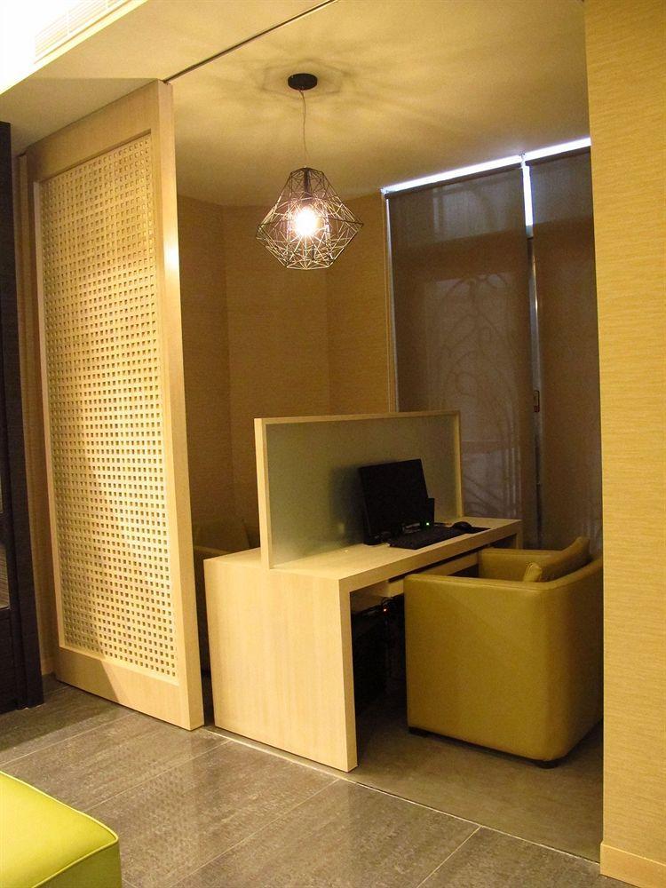 Kiwi Express Hotel - Kaohsiung Station Bagian luar foto