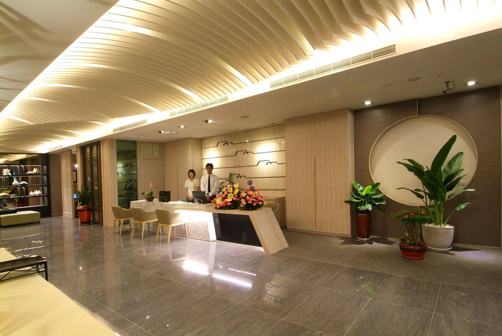 Kiwi Express Hotel - Kaohsiung Station Bagian luar foto
