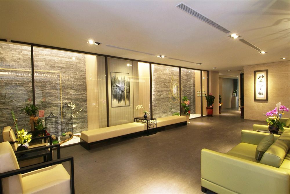 Kiwi Express Hotel - Kaohsiung Station Bagian luar foto