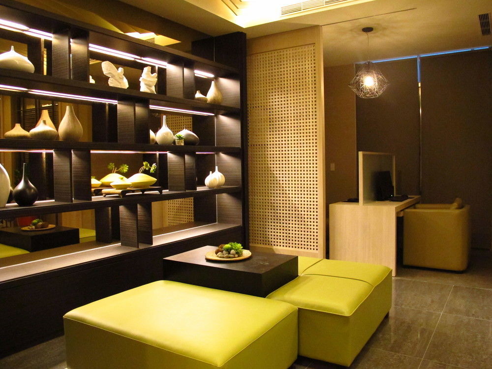 Kiwi Express Hotel - Kaohsiung Station Bagian luar foto