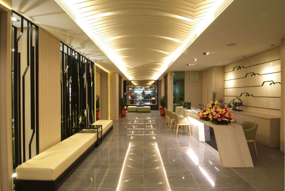 Kiwi Express Hotel - Kaohsiung Station Bagian luar foto