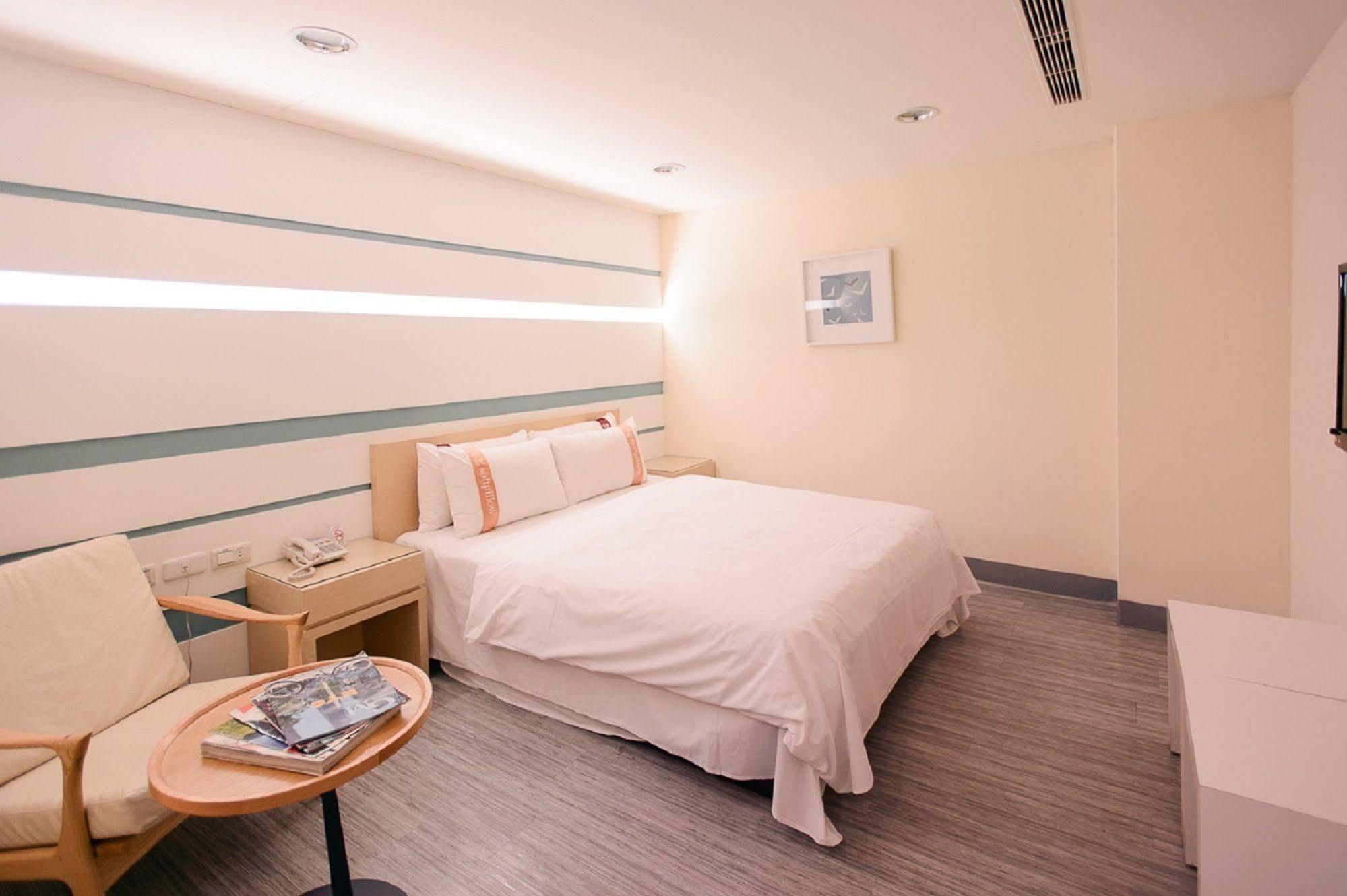 Kiwi Express Hotel - Kaohsiung Station Bagian luar foto