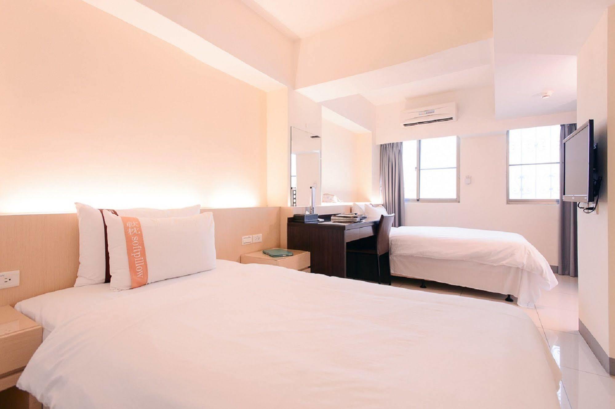 Kiwi Express Hotel - Kaohsiung Station Bagian luar foto
