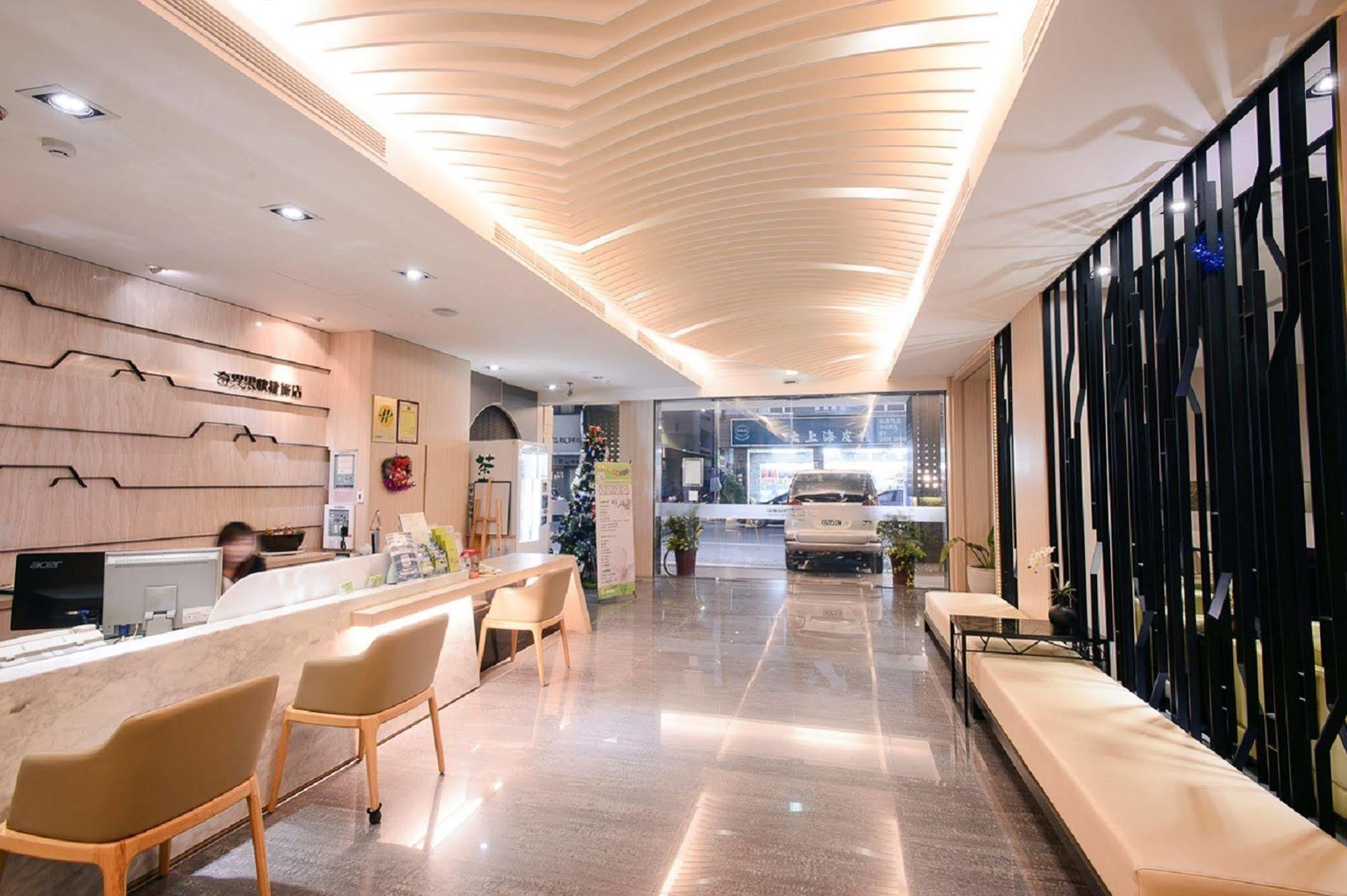 Kiwi Express Hotel - Kaohsiung Station Bagian luar foto