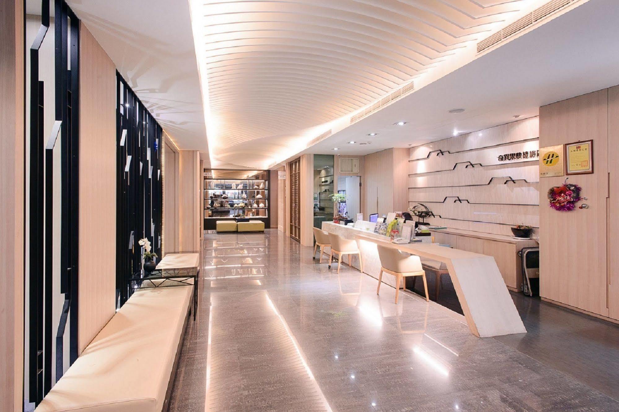 Kiwi Express Hotel - Kaohsiung Station Bagian luar foto