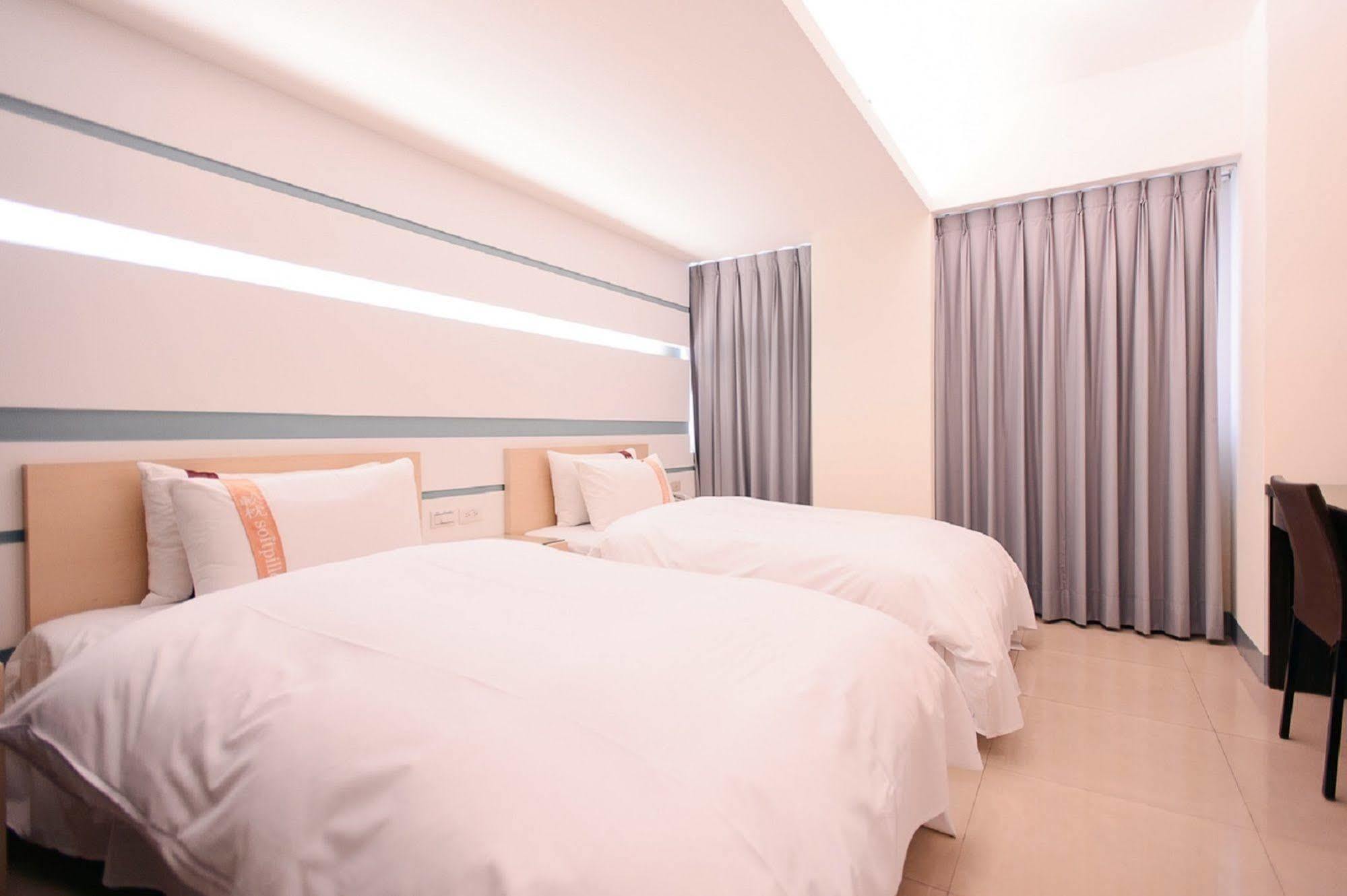 Kiwi Express Hotel - Kaohsiung Station Bagian luar foto