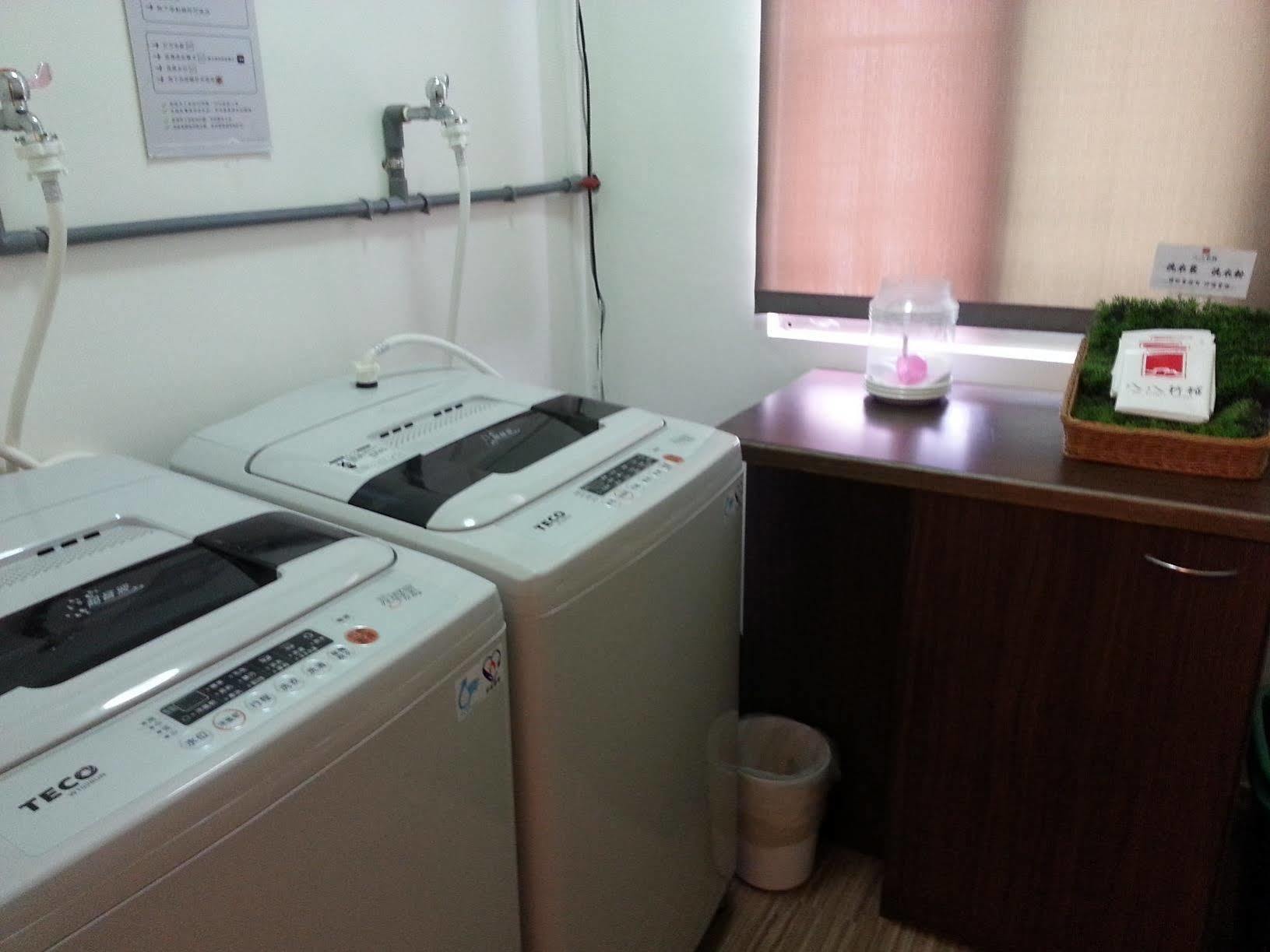 Kiwi Express Hotel - Kaohsiung Station Bagian luar foto