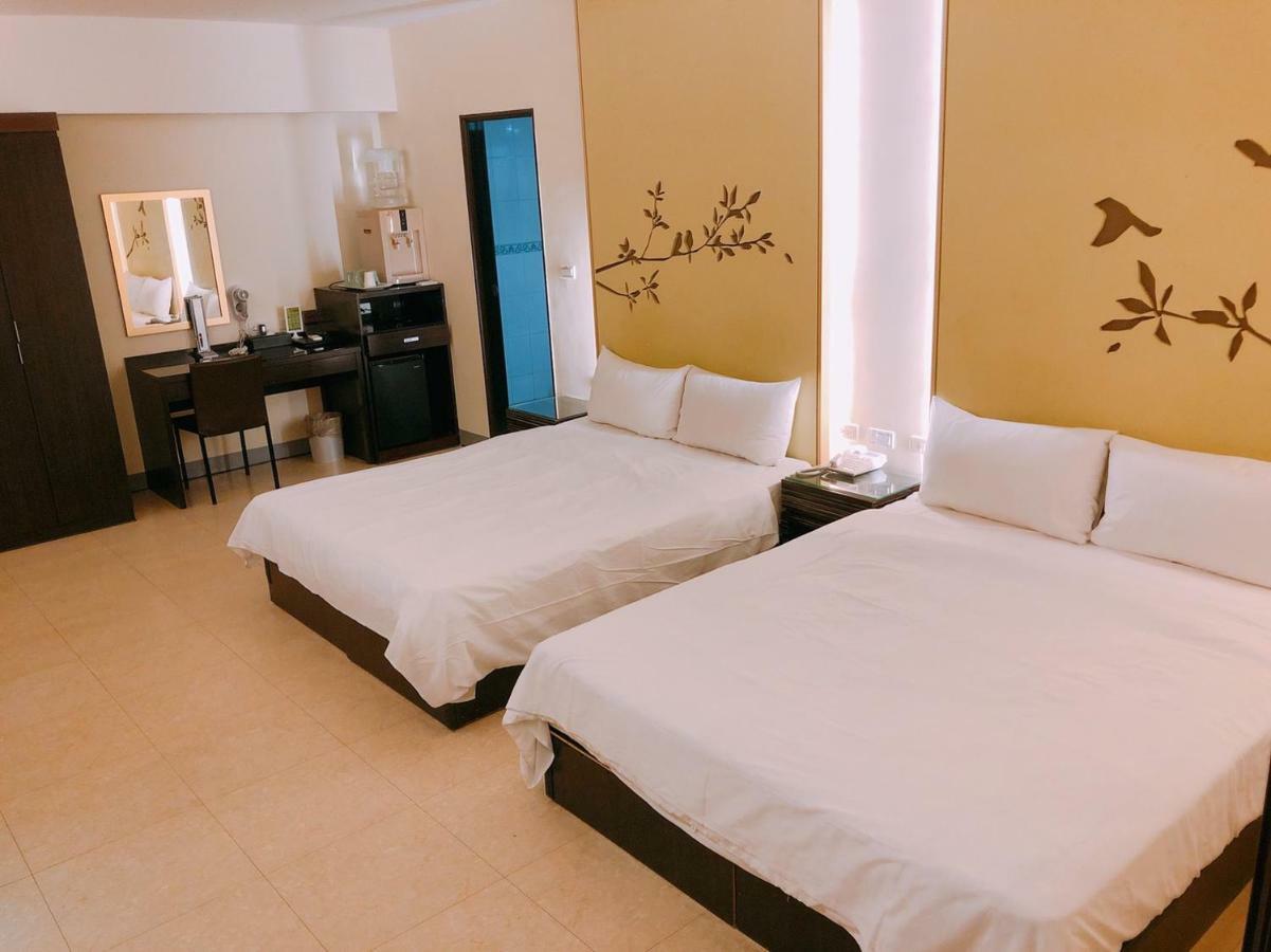 Kiwi Express Hotel - Kaohsiung Station Bagian luar foto