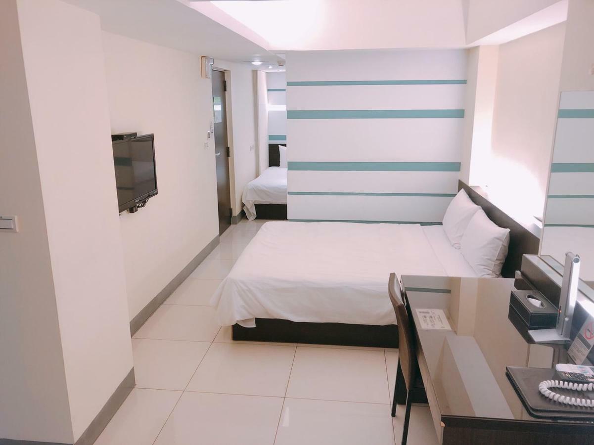 Kiwi Express Hotel - Kaohsiung Station Bagian luar foto