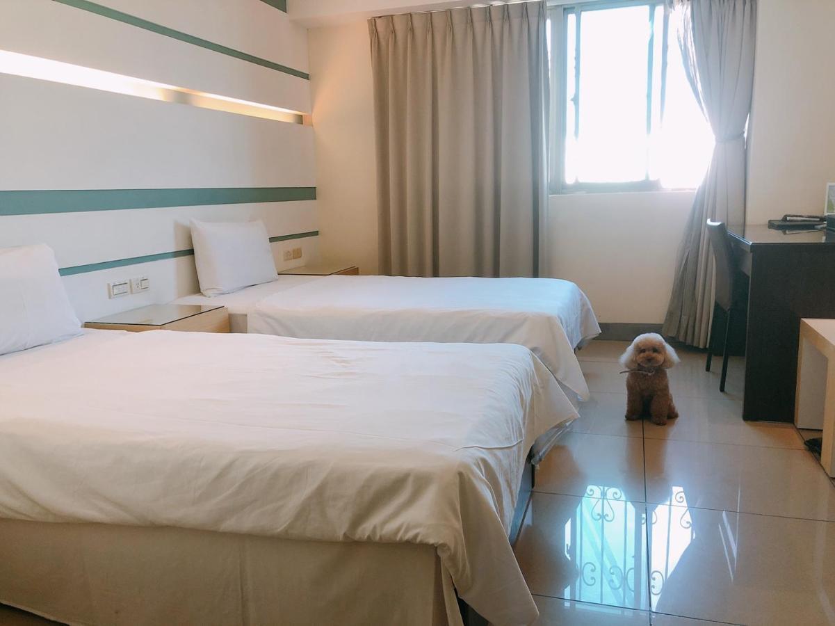Kiwi Express Hotel - Kaohsiung Station Bagian luar foto